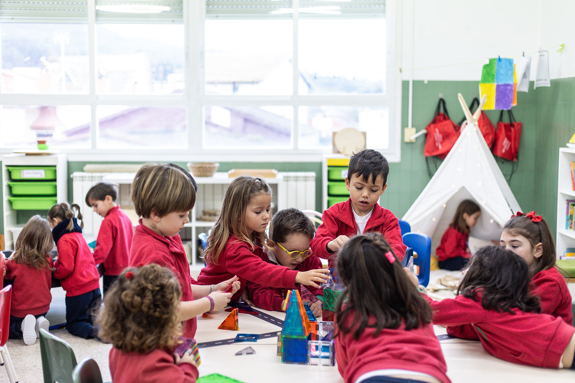 Aula de Educación Infantil Colegio Divino Salvador Aula de Educación Infantil del Colegio Divino Salvador con mesas, materiales y decoración adaptada