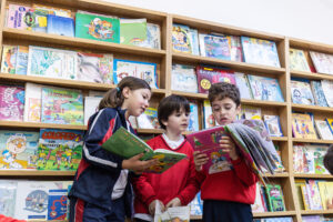 Biblioteca del Colegio Divino Salvador con espacios de lectura y estudio para el alumnado