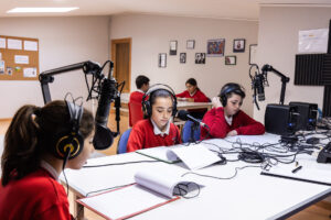 Estudio de radio y aula audiovisual del Colegio Divino Salvador