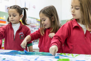 Aula de pintura del Colegio Divino Salvador con caballetes, lienzos y material artístico