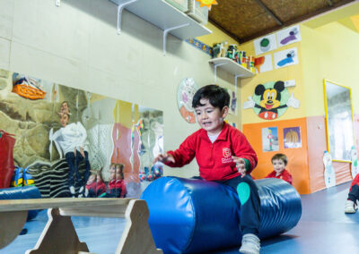 Gimnasio de La Casita del Colegio Divino Salvador con material de psicomotricidad