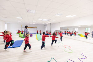 Niños jugando en el gimnasio infantil del Colegio Divino Salvador