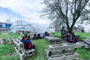Huerta escolar del Colegio Divino Salvador con zonas de cultivo e invernadero