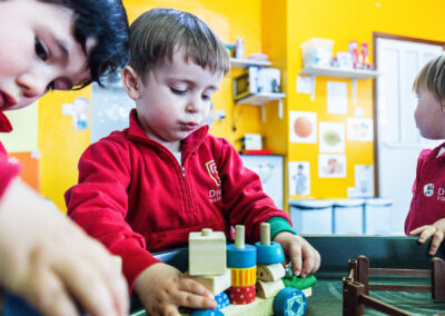Niños del Colegio Divino Salvador jugando a juegos educativos en el aula de La Casita