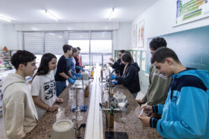 Laboratorio del Colegio Divino Salvador equipado para experimentos de ciencias
