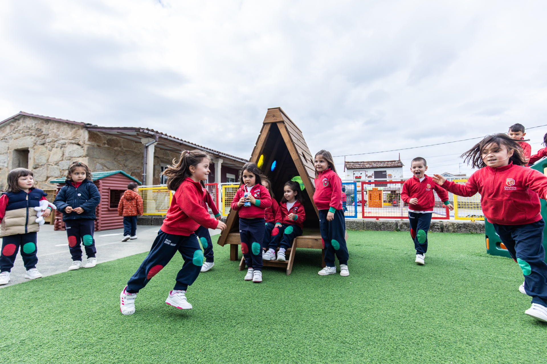 Parque Infantil Colegio Divino Salvador Patio infantil del Colegio Divino Salvador con juegos al aire libre