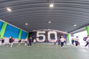 Patio cubierto del Colegio Divino Salvador con pista de fútbol, baloncesto y gradas