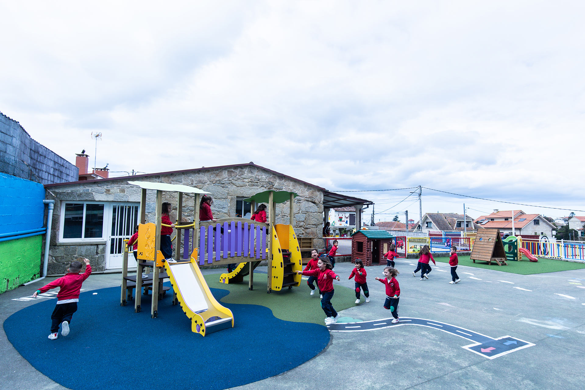 Parque Infantil Colegio Divino Salvador Vigo Parque infantil del Colegio Divino Salvador en Vigo con columpios y zona de juegos